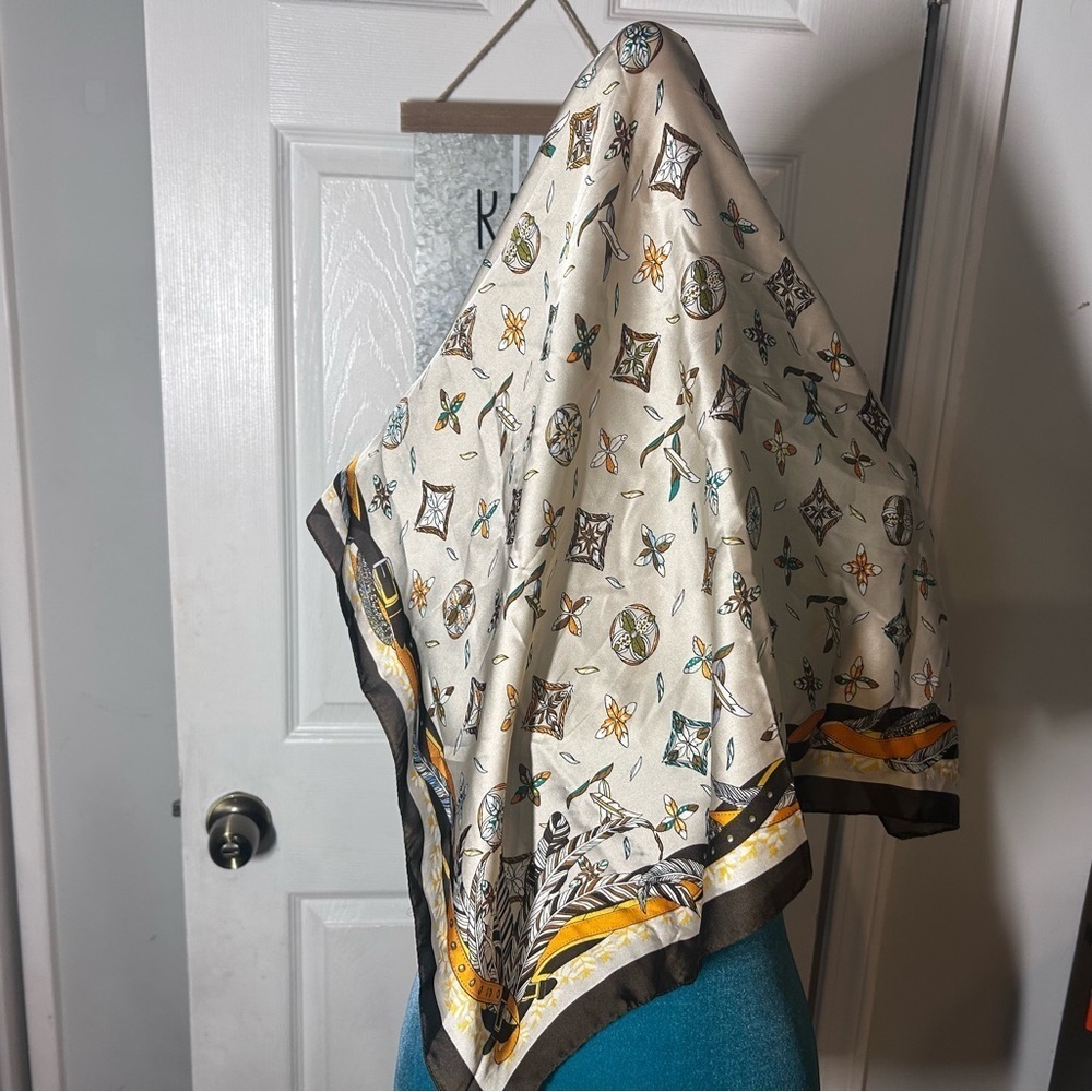 Vintage Cream and Black Scarf Timeless Accessory - Picture 3 of 3